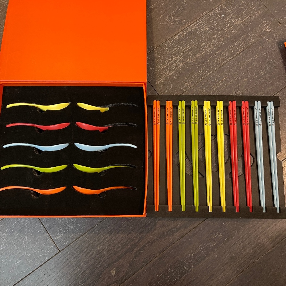 NEW Le Creuset creamic set of 20 chopsticks and spoons gift box w/shopping bag